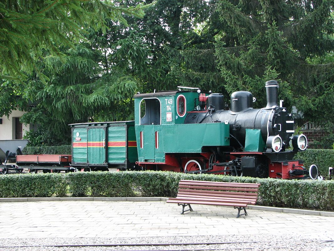 Parowóz T49-114 typu Ryś (Fablok 1910/1949) zaprzęgnięty do miniaturowego wagonu pocztowego.