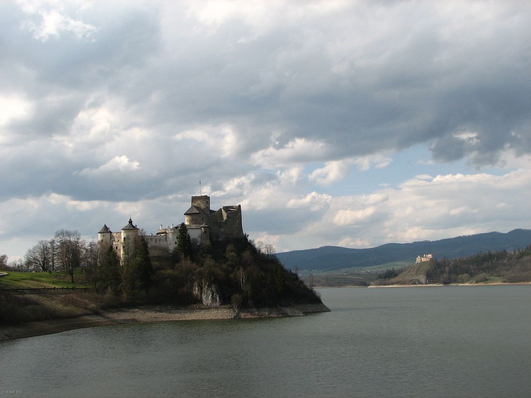 Po prawej zamek w Niedzicy, po lewej - zamek Czorsztyn
