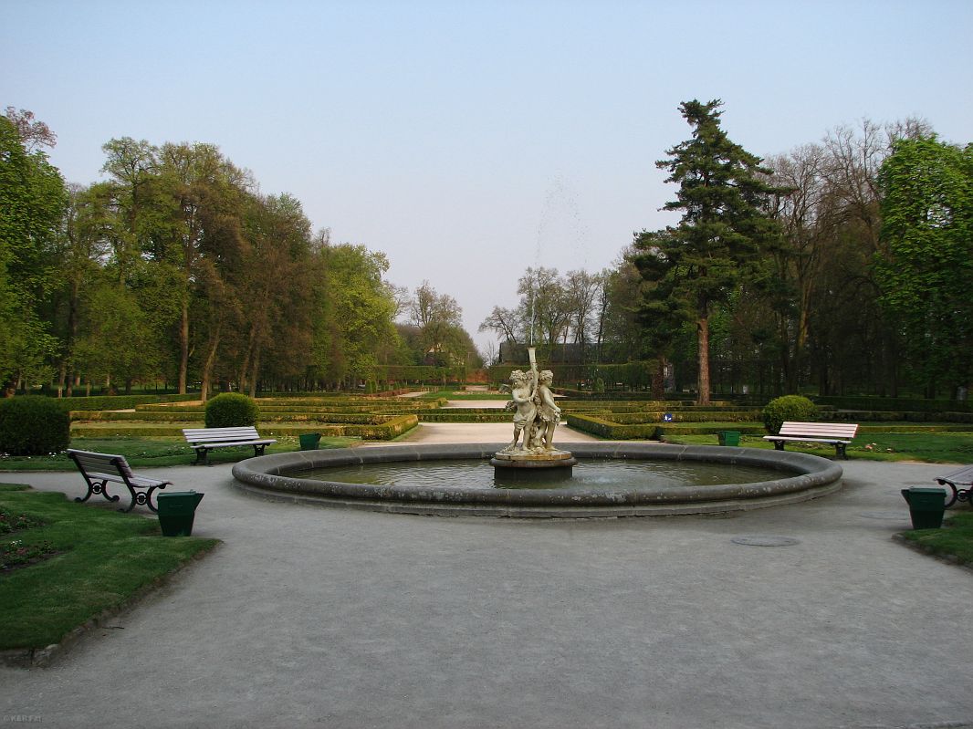 Fontanna w parku pałacowym
