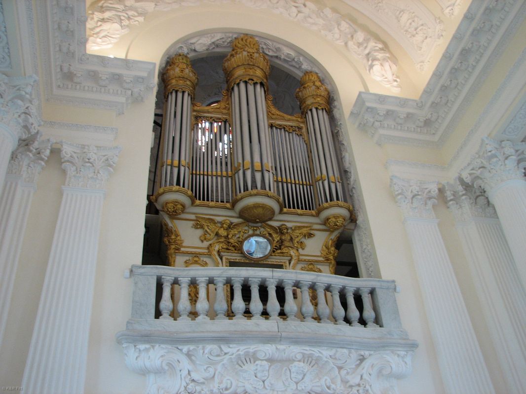 Zabytkowe organy w kaplicy