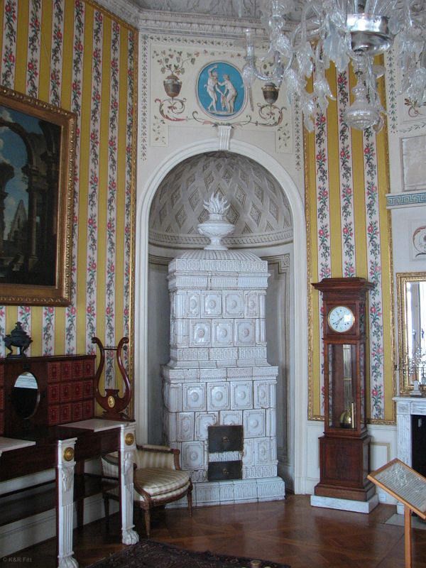 Gabinet Żółty z wczesnoklasycystyczną dekoracją wnętrza.