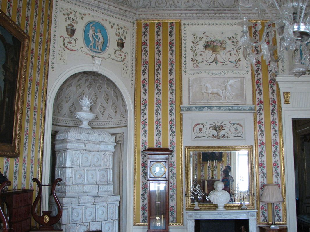 Sala Biała pełniła funkcję sali balowej i kaplicy pałacowej.