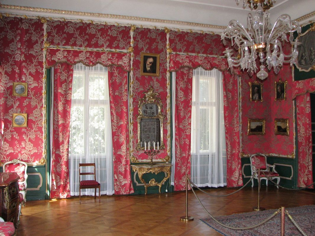 Salon Czerwony otrzymał wystrój rokokowy wnętrza podczas przebudowy dokonanej w latach 1766-1768.