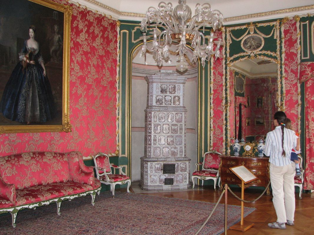 Salon Czerwony. Dominującym akcentem sali jest portret Anny Orzelskiej, nieślubnej córki króla Augusta II i Henryki Renard.