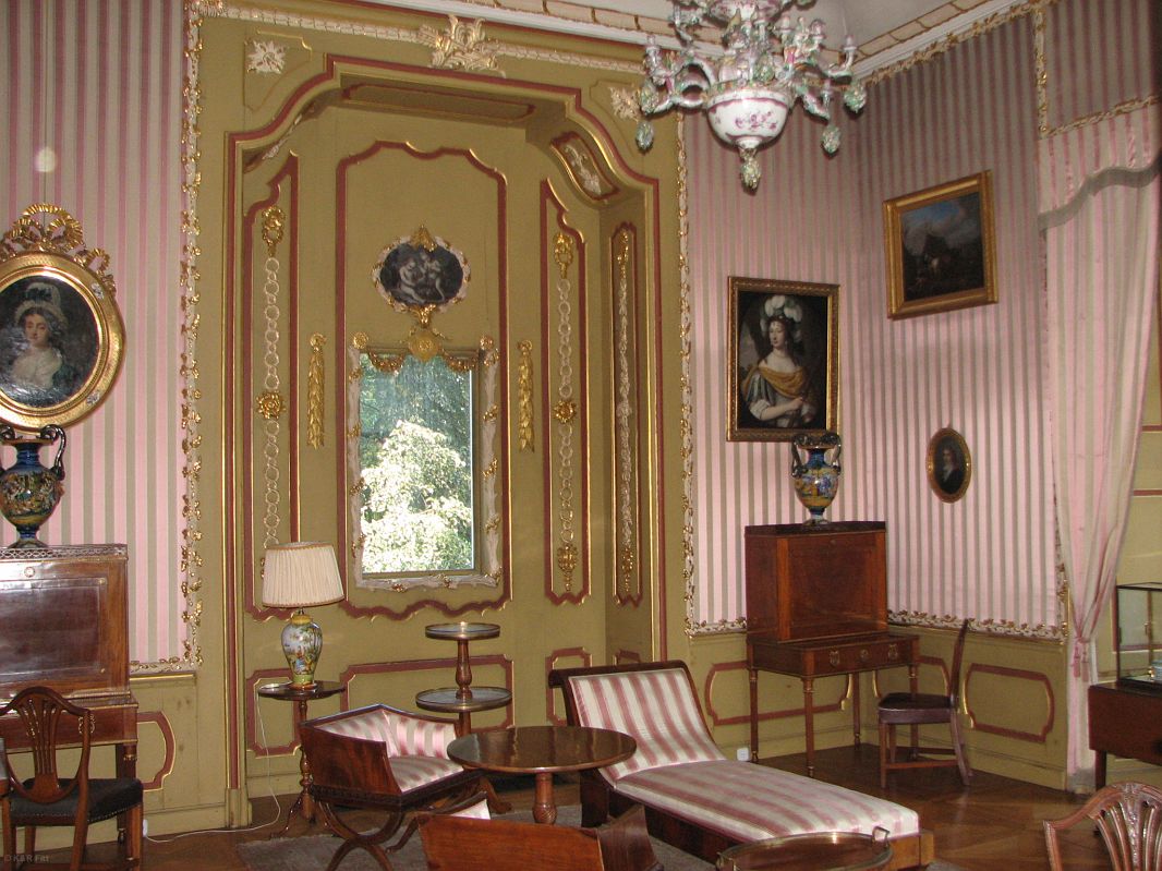 Sypialnia Księstwa otrzymała neorokokowy wystrój wnętrza w trakcie przebudowy dokonanej w 1886 roku. Portret Aleksandry ze Steckich Radziwiłłowej oraz Bogusława Fryderyka i Leontyny Radziwiłłów, meble z XIX-XX wieku.