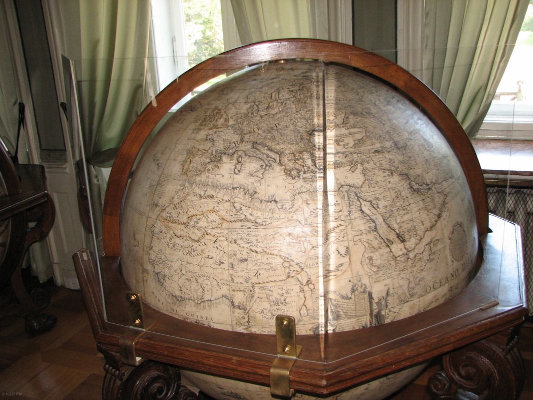 Globus w Bibliotece.