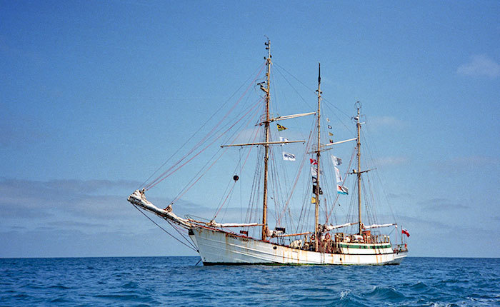 Szkuner gaflowy na kotwicy